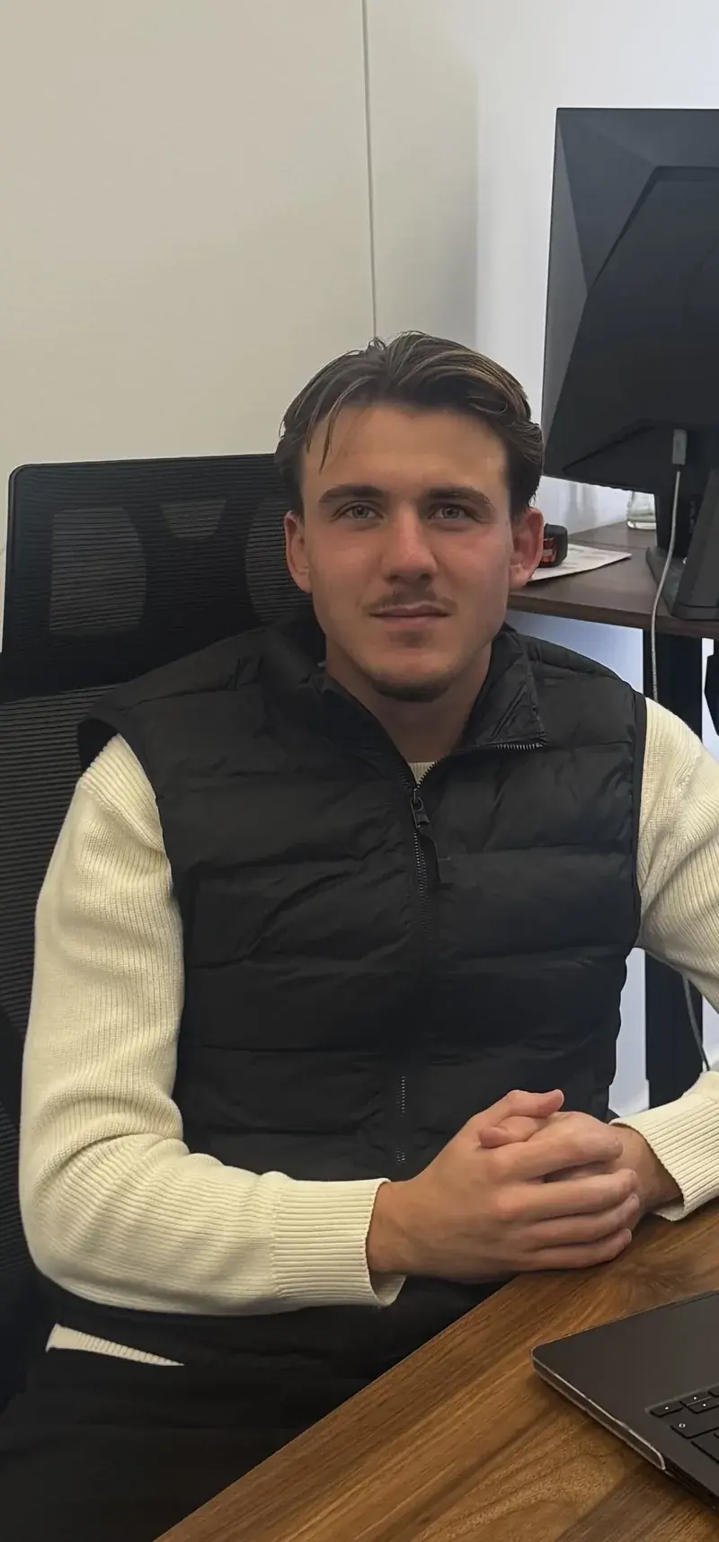 Jannik vom Hofe, Gründer von SvH Consulting, an seinem Schreibtisch